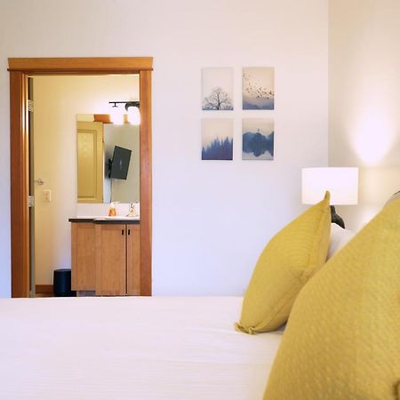 Appartamento Mtn View Escape With King Size Bed With Outdoor Pool - Banff Pass Included! Canmore Esterno foto