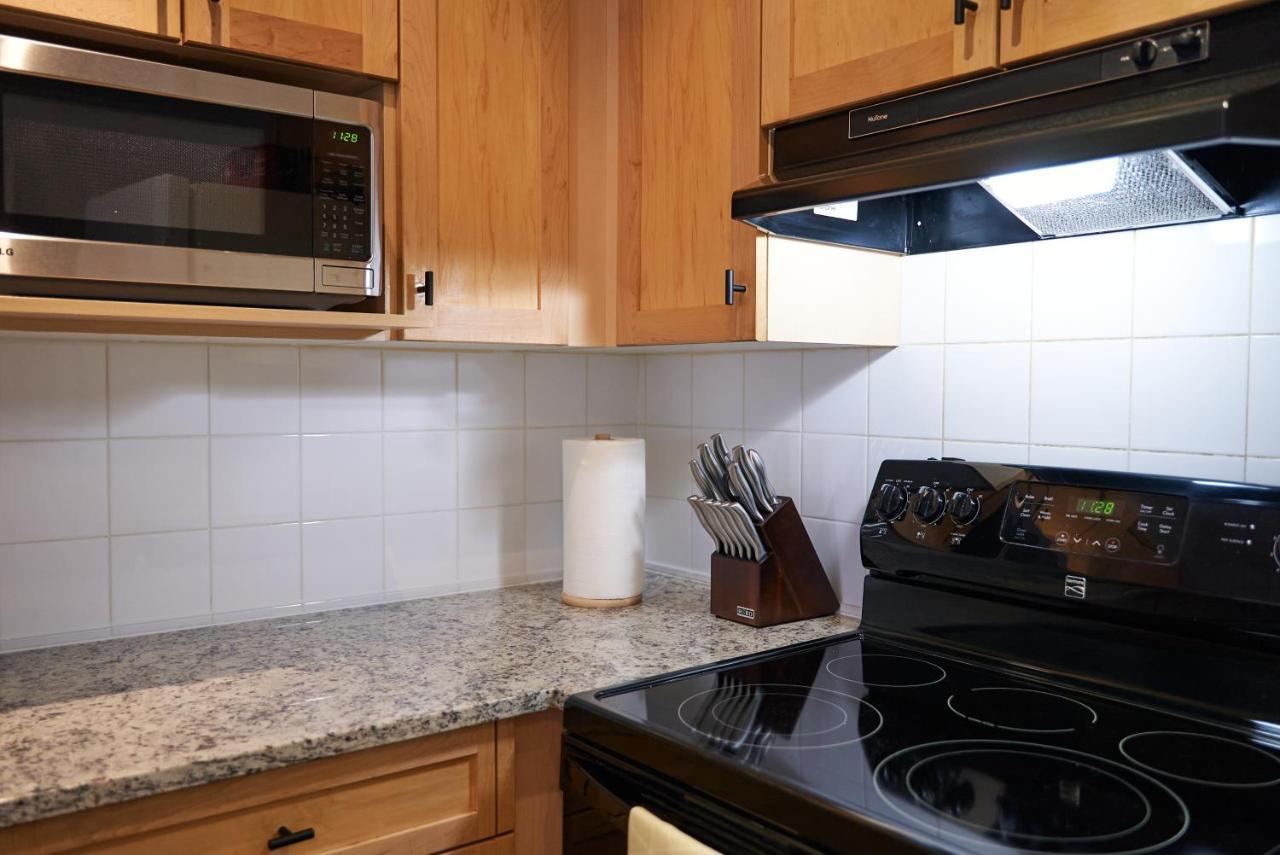 Appartamento Mtn View Escape With King Size Bed With Outdoor Pool - Banff Pass Included! Canmore Esterno foto