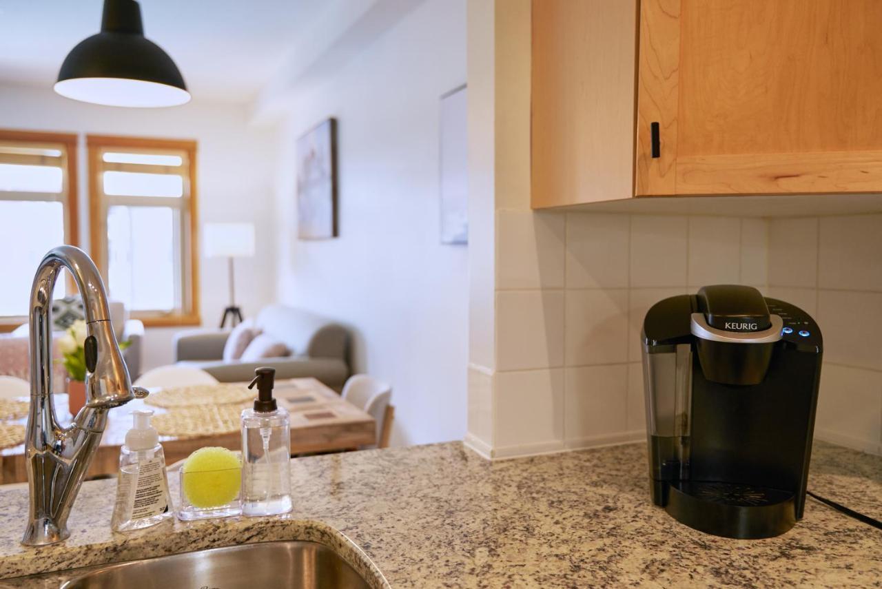 Appartamento Mtn View Escape With King Size Bed With Outdoor Pool - Banff Pass Included! Canmore Esterno foto