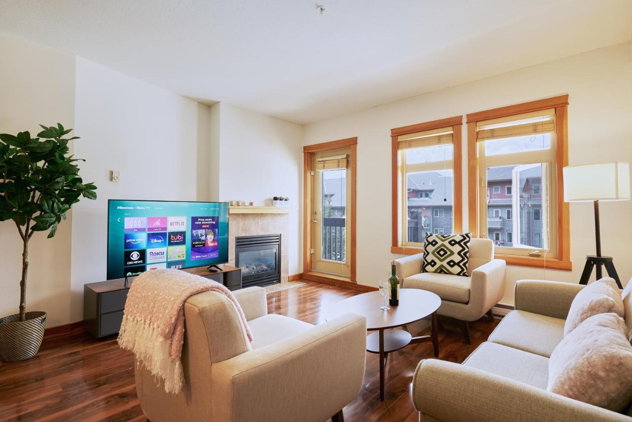 Appartamento Mtn View Escape With King Size Bed With Outdoor Pool - Banff Pass Included! Canmore Esterno foto