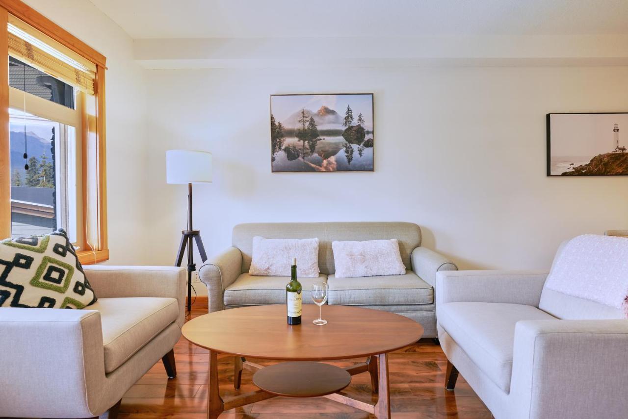 Appartamento Mtn View Escape With King Size Bed With Outdoor Pool - Banff Pass Included! Canmore Esterno foto