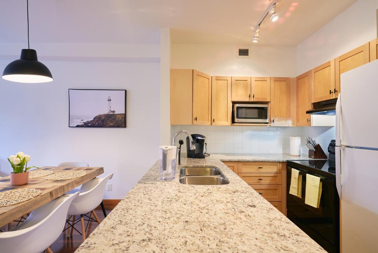 Appartamento Mtn View Escape With King Size Bed With Outdoor Pool - Banff Pass Included! Canmore Esterno foto