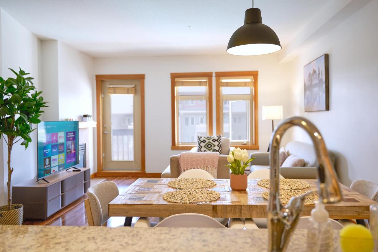 Appartamento Mtn View Escape With King Size Bed With Outdoor Pool - Banff Pass Included! Canmore Esterno foto