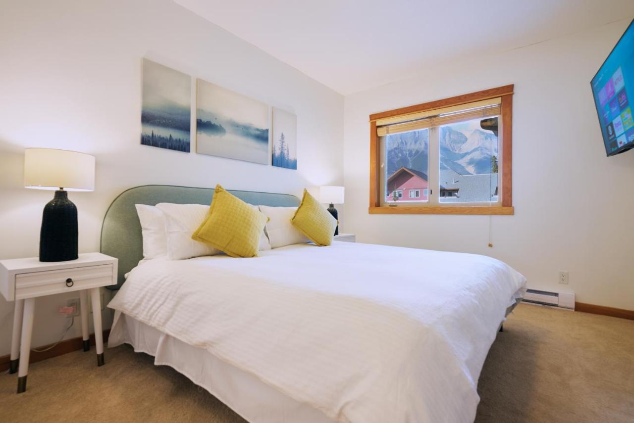 Appartamento Mtn View Escape With King Size Bed With Outdoor Pool - Banff Pass Included! Canmore Esterno foto