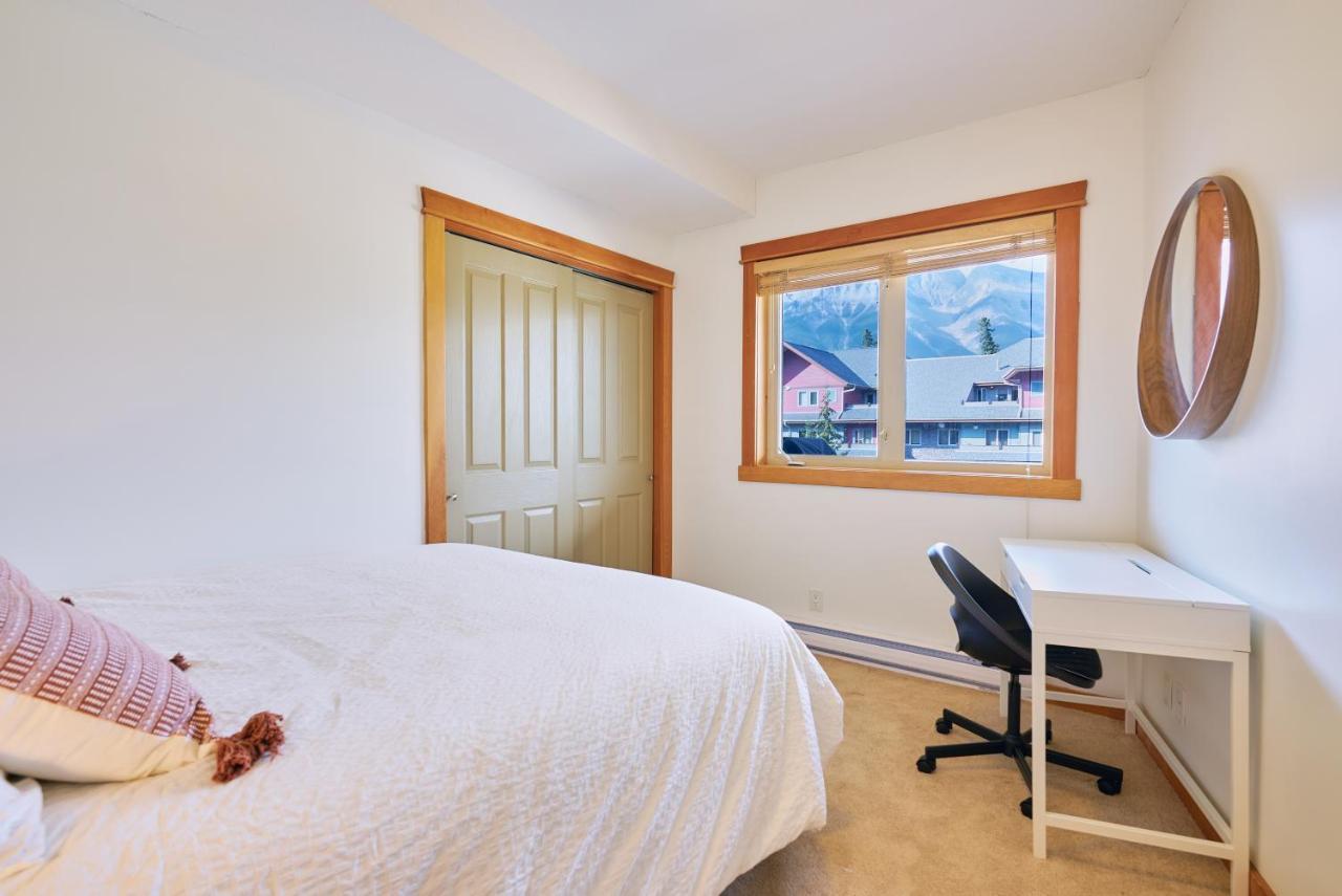 Appartamento Mtn View Escape With King Size Bed With Outdoor Pool - Banff Pass Included! Canmore Esterno foto
