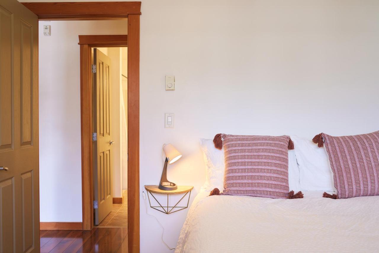 Appartamento Mtn View Escape With King Size Bed With Outdoor Pool - Banff Pass Included! Canmore Esterno foto