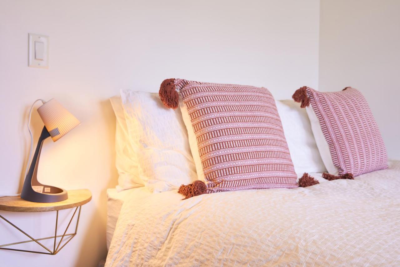 Appartamento Mtn View Escape With King Size Bed With Outdoor Pool - Banff Pass Included! Canmore Esterno foto