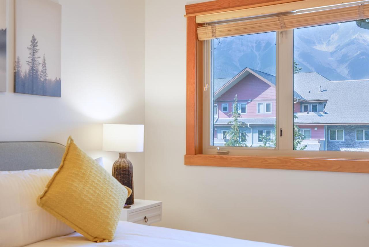 Appartamento Mtn View Escape With King Size Bed With Outdoor Pool - Banff Pass Included! Canmore Esterno foto
