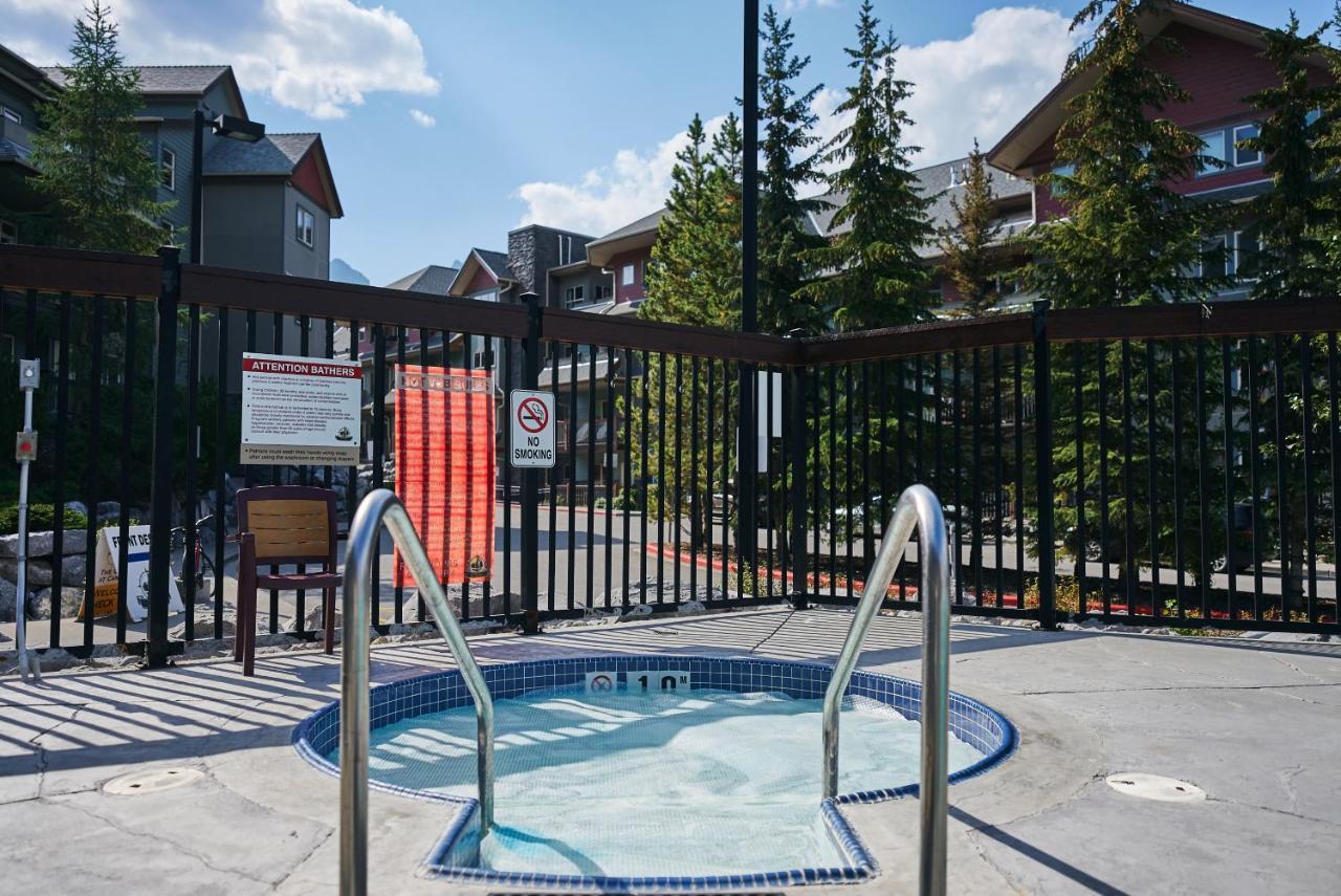 Appartamento Mtn View Escape With King Size Bed With Outdoor Pool - Banff Pass Included! Canmore Esterno foto