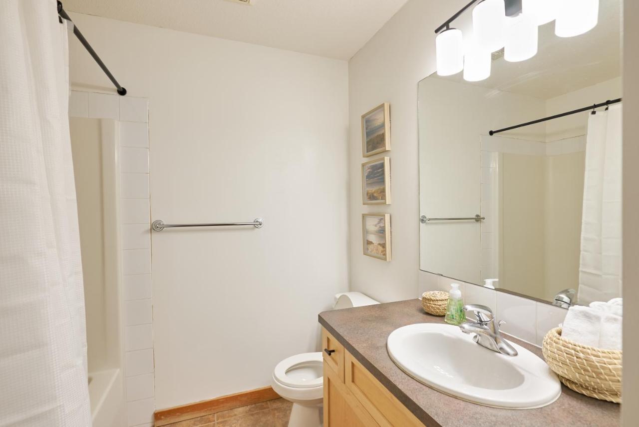 Appartamento Mtn View Escape With King Size Bed With Outdoor Pool - Banff Pass Included! Canmore Esterno foto