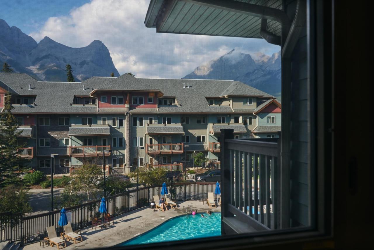 Appartamento Mtn View Escape With King Size Bed With Outdoor Pool - Banff Pass Included! Canmore Esterno foto